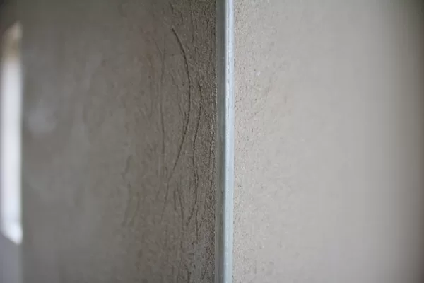 Cementa kaļka apmetums Ceresit ZKP Ārējais stūris ar iestrādātu cinkotu metāla stūra šinu