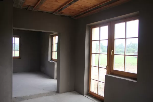 Cementa kaļka apmetums Ceresit ZKP Aiļu izveide ar deformācijas profiliem pie loga rāmja, 