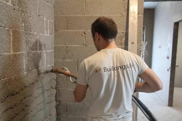 Cementa kaļka apmetums Ceresit ZKP Mūsu meistars procesā.