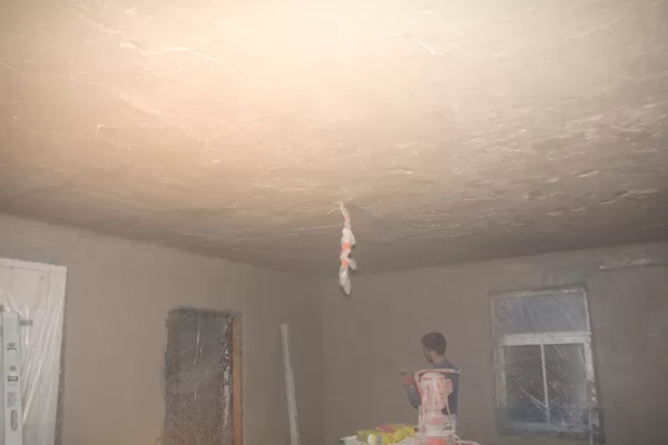 Vēsturiskais kaļķa apmetums. Sakret HML 1 nobeiuma kārta.